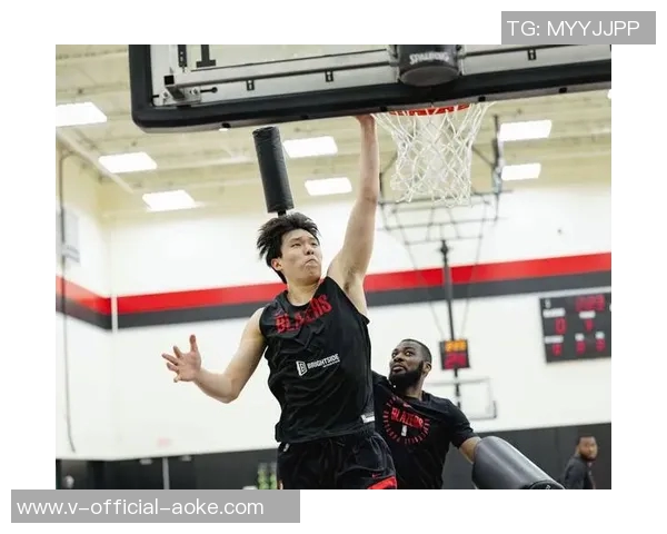 睡玩吃,配合好球队大哥!杨瀚森亮相开拓者秀幽默 睡玩吃,配合好球队大哥!杨瀚森亮相开拓者秀幽默